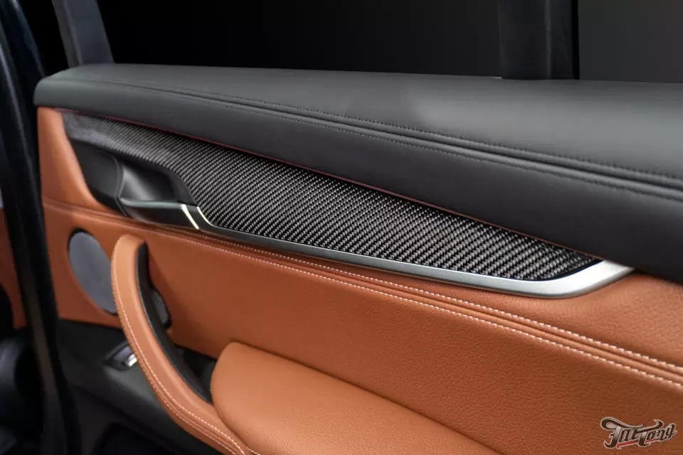 BMW X5. Ламинация деталей интерьера карбоном!